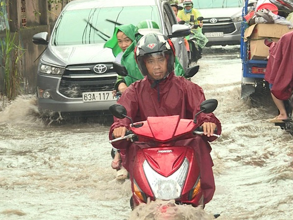 Khu nhà giàu ở Sài Gòn ngập lênh láng sau cơn mưa