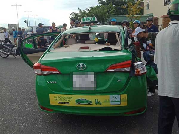 Taxi Mai Linh va chạm với xe tải khi chạy hướng bãi biển Cửa Đại về Hội An, 1 hành khách tử vong