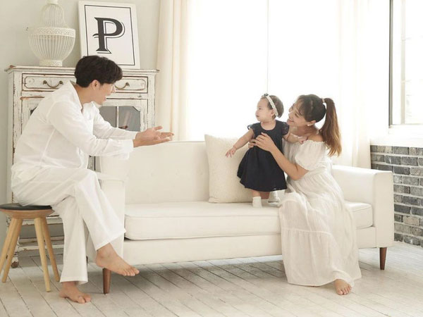 Con gái thứ hai của nữ thần Kpop thế hệ 1 Eugene và tài tử Ki Tae Young gây chú ý vì lộ mặt xinh như thiên thần