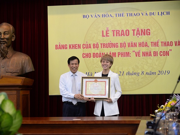 Cả đoàn phim Về nhà đi con được nhận bằng khen của Bộ VHTT&DL, riêng 'cu Bon' và Bảo Hân vui nhất vì lý do này