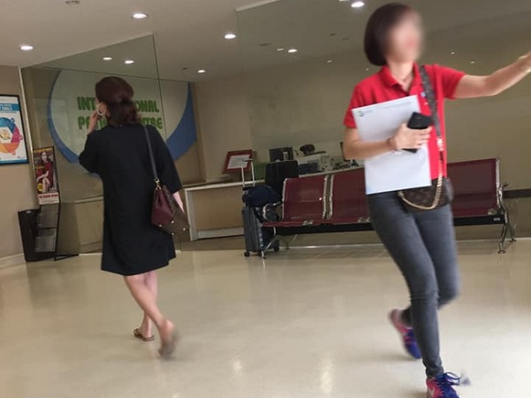 Mặc đồ bộ vội vã ôm con vào bệnh viện lúc 3h sáng, người mẹ bức xúc khi bị một cô gái cười cợt rồi chụp ảnh lén