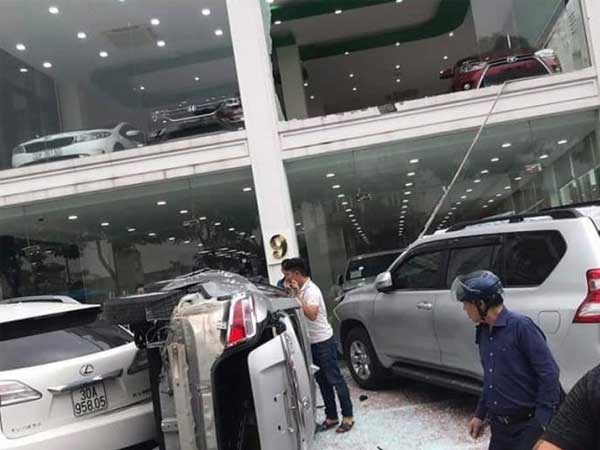 Ô tô lao từ tầng 2 xuống đất, nhiều người may mắn thoát chết