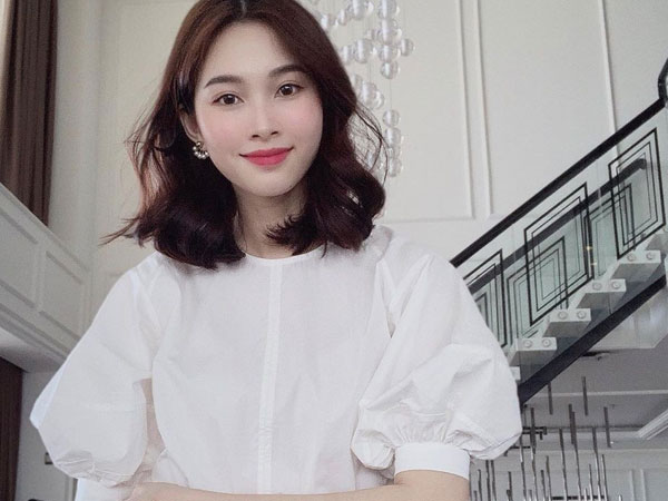 HH Thu Thảo đích thị là tín đồ của áo blouse và bạn sẽ không phải hối hận nếu học theo cô, sắm ngay 5 kiểu sau