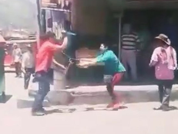 Bắt quả tang vợ đi với nhân tình, chồng cầm dao đánh ghen náo loạn khu phố