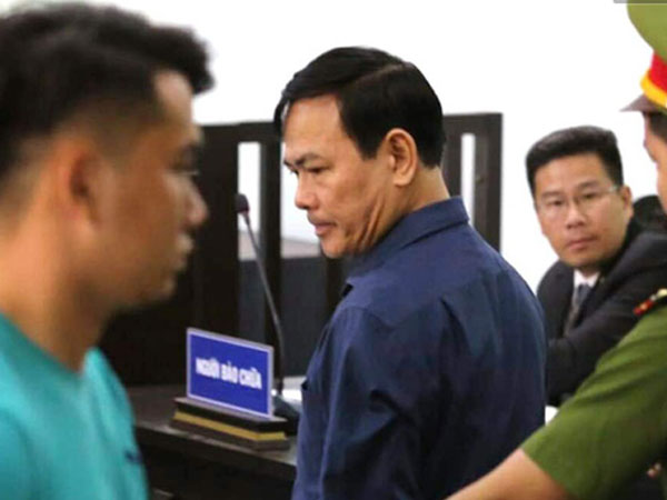 Ông Nguyễn Hữu Linh rời khỏi tòa bằng ô tô riêng sau khi bị tuyên án 18 tháng tù