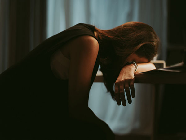 Mẹ chồng nhất quyết không chịu trông cháu cho tôi đi làm, tôi đã trách bà lười nhác để rồi bật khóc khi thấy bà bước ra từ hầm phân hôi hám