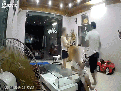 Nhân viên kho bạc Nhà nước lên tiếng về việc lao vào đánh vợ đang ôm con nhỏ
