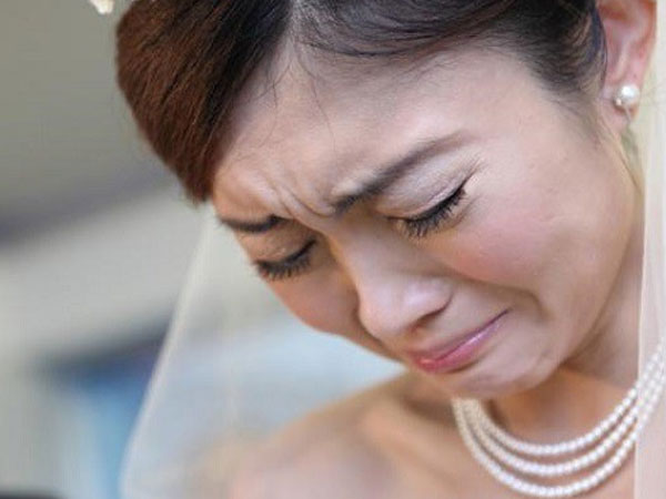 Ngày tôi lên xe hoa, chồng cũ thuê xe ô tô chở cả nhà đến dự, mẹ anh còn giật mic để nói một câu làm cả hội hôn cay mắt