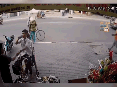 Video: Xe máy không người lái lao thẳng vào cửa hàng khiến người xem 'đứng hình'