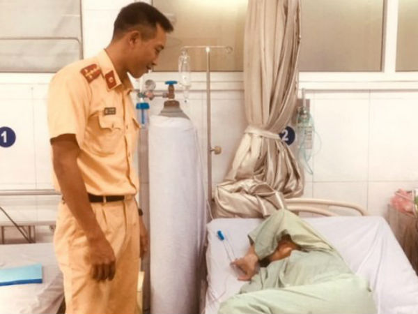Cảnh sát giao thông Hà Nội kịp thời cứu cô gái trôi trên sông Hồng trong đêm