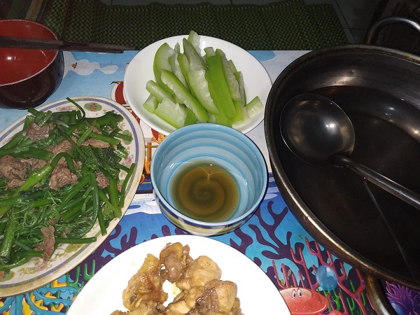 Vợ nấu mâm cơm tận 4 món mà vẫn chê 'chán không buồn nuốt', chồng trẻ hứng trọn gạch đá của dân mạng