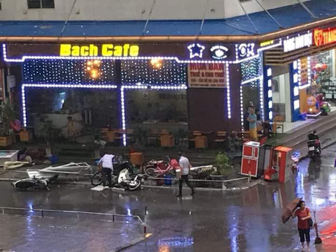 Mưa giông bất ngờ đổ ập chiều nay, người dân chung cư bị kéo bật khỏi cửa, cây gãy đè trúng ô tô ở Hà Nội