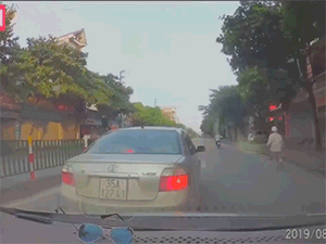 Clip: Thấy tiền rơi trên đường, tài xế ô tô phanh cực gấp để lao ra nhặt bất chấp các phương tiện phía sau