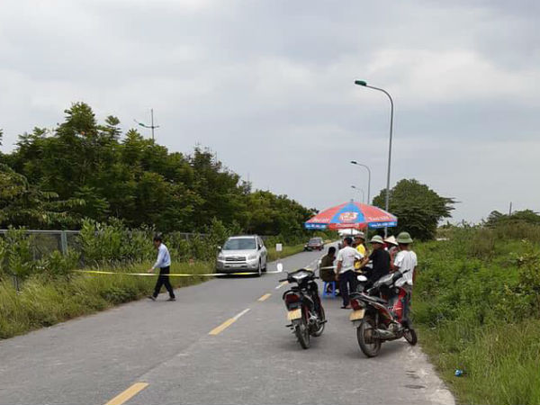 Phát hiện thi thể đàn ông phân hủy bên đường ra sân bay Nội Bài