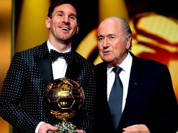 Blatter bị Real yêu cầu xin lỗi vì... khen Messi hơn Ronaldo