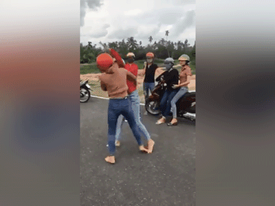 Hai cô gái đánh nhau như phim ngay giữa đường, bạn bè đứng ngoài hò reo, cổ vũ?