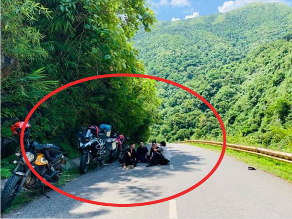Bị ném đá chiếm lòng đường để ngổi nghỉ, nhóm phượt thủ xỉa xói: 'Cây nó mà ngả bóng sang thì ngồi luôn cả 2 làn'