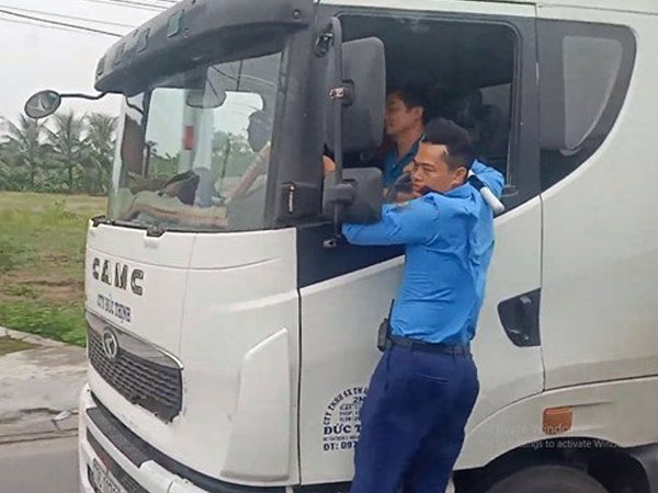 Video: Thót tim cảnh thanh tra giao thông đu bám trên xe quá tải bỏ chạy 3km
