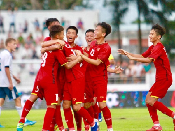 Tuyển Việt Nam tạo cơn địa chấn trong ngày mở màn giải U15 Quốc tế