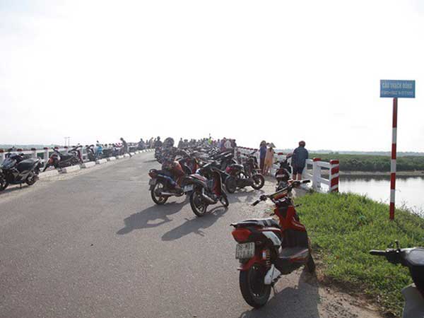 Nam sinh nhảy cầu tự tử sau khi bị nhắc nhở vì chơi điện thoại khuya