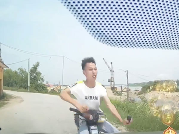 Clip: Ôm cua ẩu không làm chủ được tốc độ, thanh niên 'Dream chiến' đau điếng vì đấu đầu ô tô con