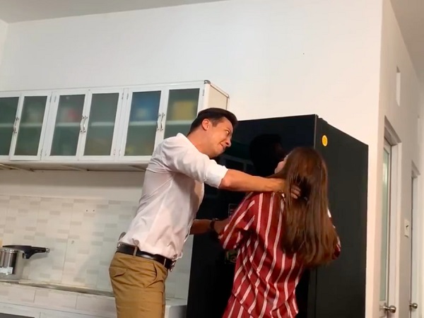 Quỳnh Nga bị túm tóc đập đầu vào tủ lạnh khiến khán giả rùng mình