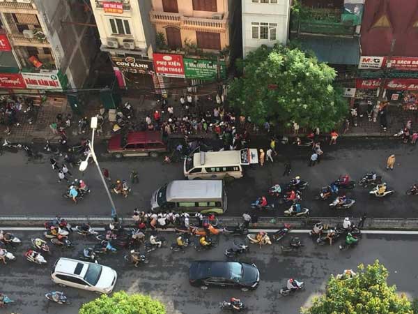 Hà Nội: Tông vào đuôi ô tô 7 chỗ đang đỗ bên đường, nam sinh bị chấn thương nặng