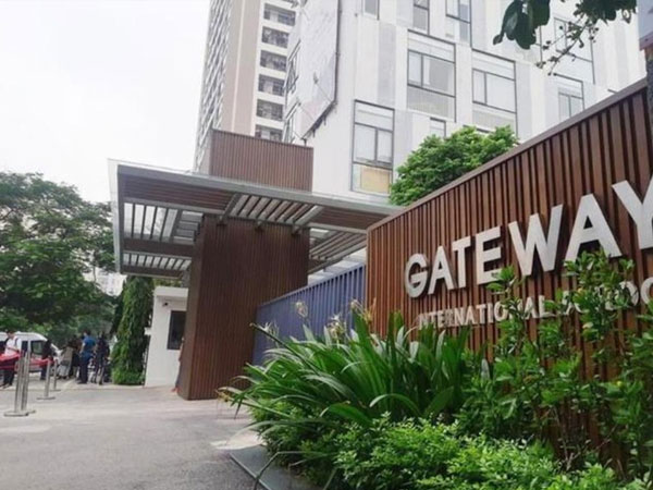 Chi tiết mới về chiếc áo màu đỏ của bé trai trường Gateway