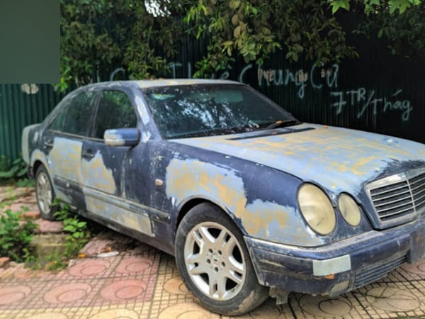 Cận cảnh nhiều xe sang hiệu Mercedes, BMW, Camry 'hết đát' bị vứt bỏ trên vỉa hè Hà Nội