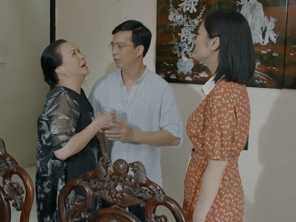 Hoa hồng trên ngực trái: Khán giả 'sốc' với mẹ chồng 'cao thủ', giả mất trí để tha hồ đánh đập con dâu mà không bị mang tiếng ác