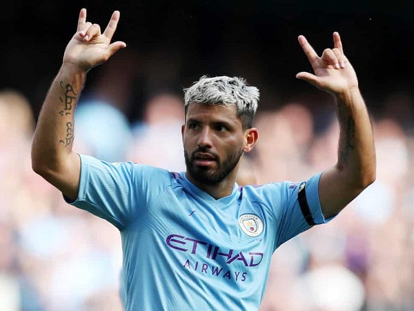Aguero lập cú đúp, Man City vươn lên ngôi đầu Ngoại hạng Anh