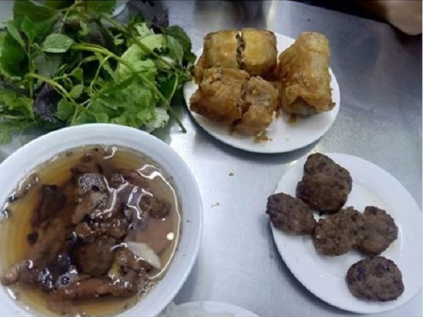 Đi ăn bún chả nổi tiếng bậc nhất Hà thành, khách hàng khẳng định "không bao giờ quay lại" vì hàng loạt điểm trừ