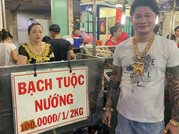 Cặp vợ chồng nói về việc đeo cả trăm lượng vàng đứng bán ốc ở Sài Gòn: 'Mình có tiền, có khả năng mua thì cứ đeo'