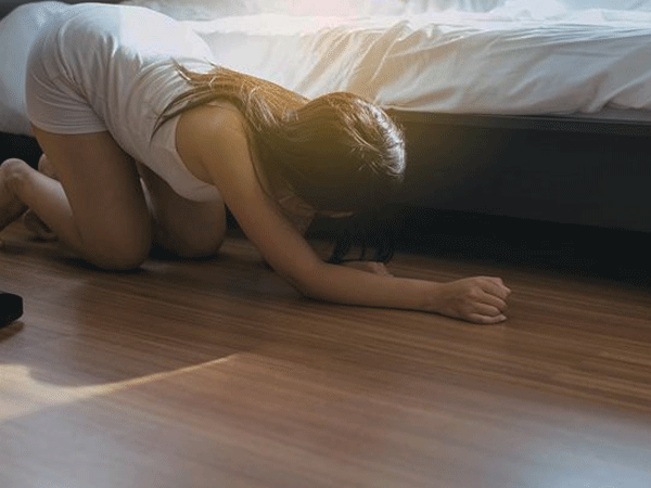 Giữa đêm nghe tiếng tin nhắn điện thoại dưới gầm giường, cô gái hoảng hồn khi nhìn xuống