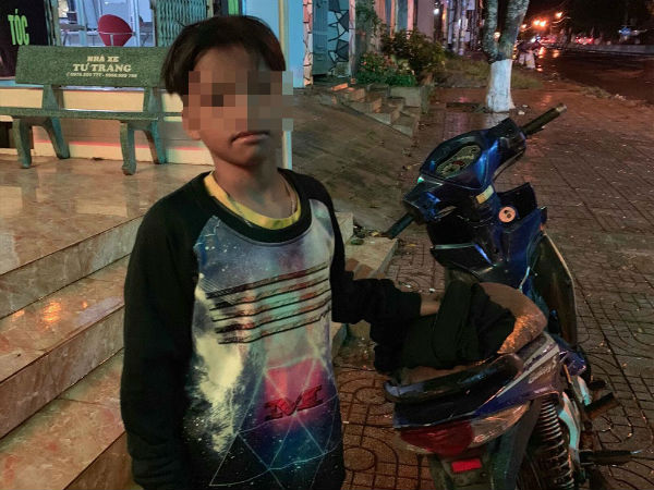 Cháu bé đi xe máy 300km từ Kon Tum sang Đắk Lắk: Công an sẽ đưa về