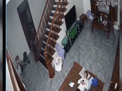 Video: Con ngã từ cầu thang xuống đất bố vẫn ngủ say không biết gì