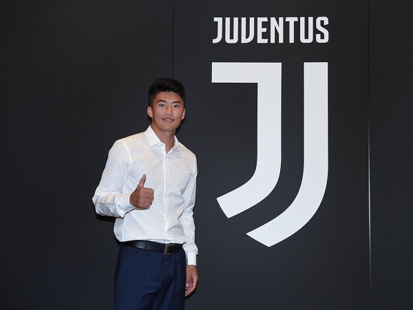 Cầu thủ Triều Tiên đầu tiên gia nhập Juventus, trở thành đồng đội của Ronaldo