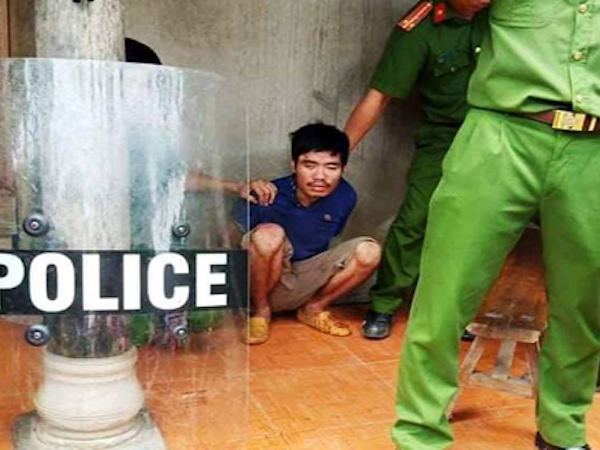 Đuổi chém em bất thành, nghịch tử dùng dao cắt cổ mẹ