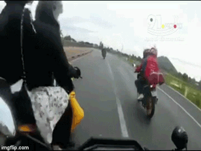 Clip: Xe máy vượt ẩu tông 2 người ngã văng xuống đường rồi bỏ chạy gây phẫn nộ