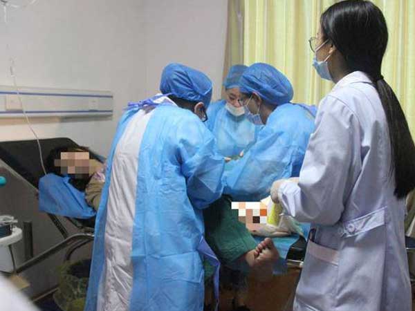 Sinh xong mẹ trẻ đòi 'đi vệ sinh', khuôn mặt bác sĩ nghe xong bỗng tái mét