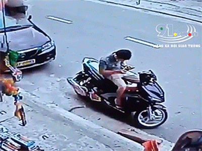 Video: Nam thanh niên bị ô tô húc văng xuống đường khi đang ngồi nạp thẻ điện thoại
