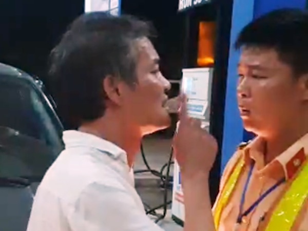Xử phạt 2,5 triệu đồng tài xế biển xanh tát CSGT
