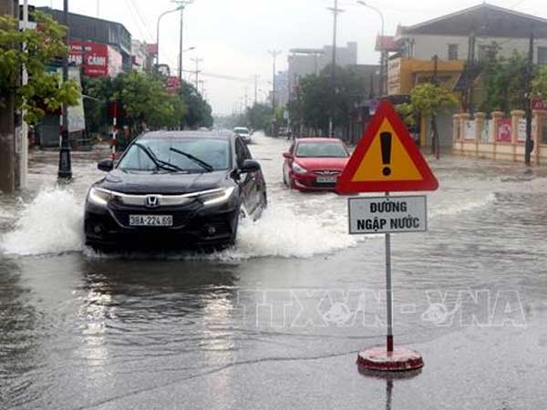 Mưa lũ, học sinh Hà Tĩnh phải nghỉ học