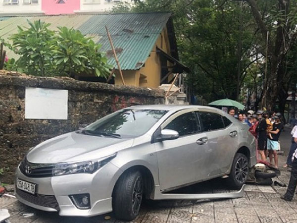 Nữ tài xế đạp nhầm chân ga gây tai nạn liên hoàn, 3 người nhập viện