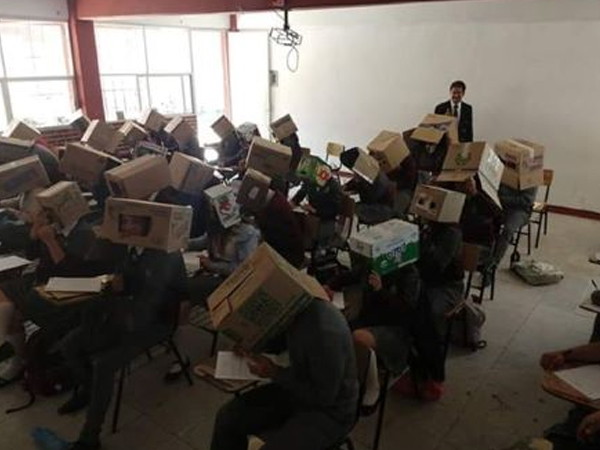 Giáo viên bắt sinh viên đội thùng carton lên đầu để chống quay cóp