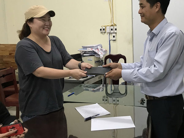 Lái xe taxi trả lại 45 triệu đồng khách nước ngoài bỏ quên trên xe