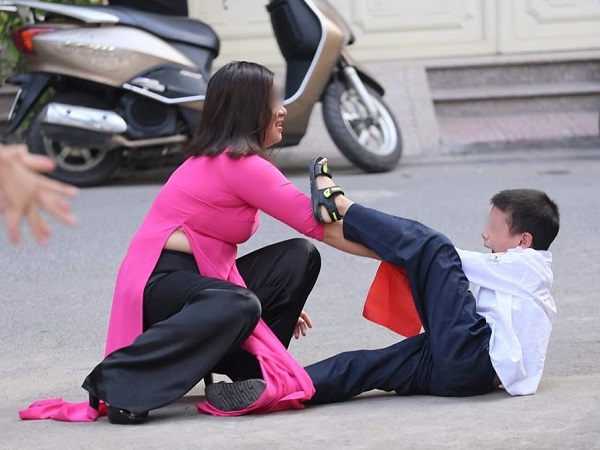 Sự thật về bức ảnh 'Buông đôi tay em ra' của cậu bé sáng ngày khai giảng khiến dân mạng cười đau ruột