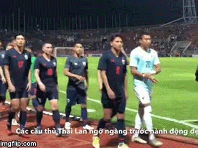 Video: Cầu thủ Thái Lan ngỡ ngàng trước hành động đẹp từ phía Việt Nam
