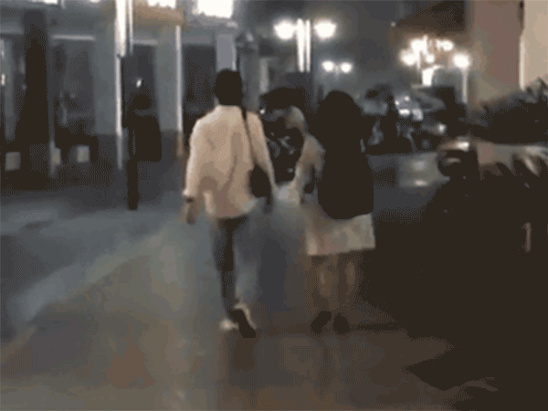 Chàng trai gây phẫn nộ vì để bạn gái bê thùng nước, dân mạng lại tinh ý phát hiện ra điểm kì lạ