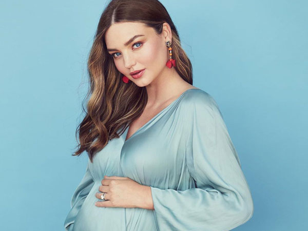 Siêu mẫu Miranda Kerr makeup sương sương, khẳng định thần thái đỉnh cao khi diện loạt váy bó khoe bụng bầu tháng thứ 8